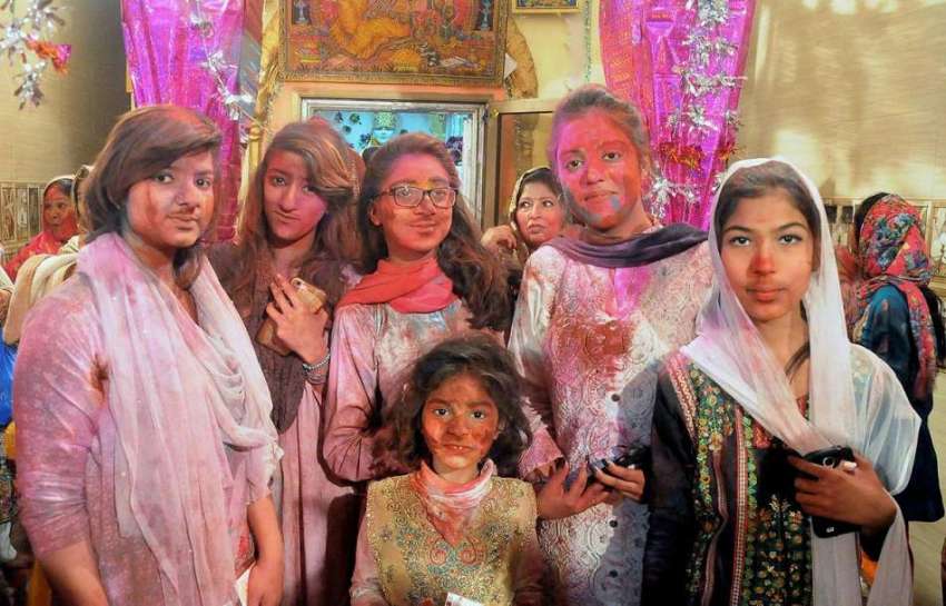 راولپنڈی: کرشنا مندر میں ہولی تہوار کے موقع پر بچے تصویر ..