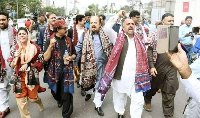 کراچی: پاکستان تحریک انصاف کے اراکین سندھ اسمبلی صوبے میں ..