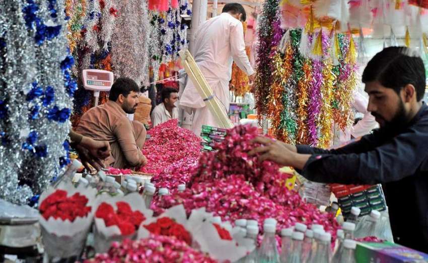 راولپنڈی: عید کے موقع پر دکاندار پھولوں کی پتیاں فروخت کے ..