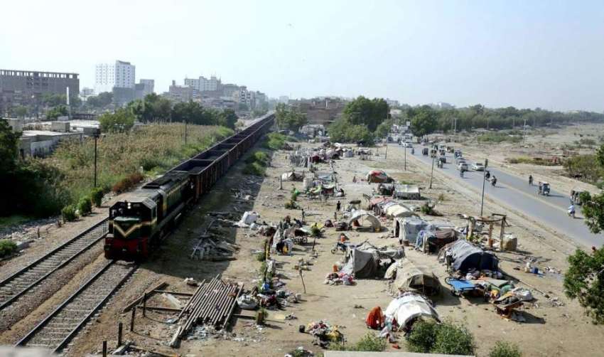 حیدرآباد: لطیف آباد میں ریلوے لائن کے قریب خانہ بدوشوں کی ..