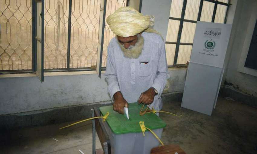بنوں: قبائلی اضلاع انتخابات کے موقع پر ایک قبائلی شخص ووٹ ..
