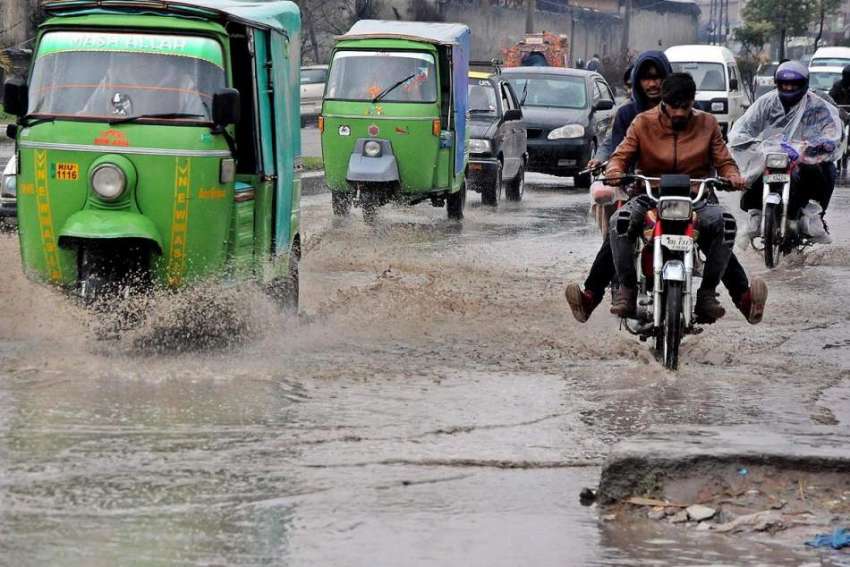 راولپنڈی: دن بھر جاری رہنے والی بارش کے باعث جمع پانی سے ..