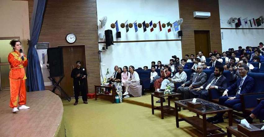 اسلام آباد: نمل یونیورسٹی میں منعقدہ کلچرل شو کے دوران سٹوڈنٹس ..
