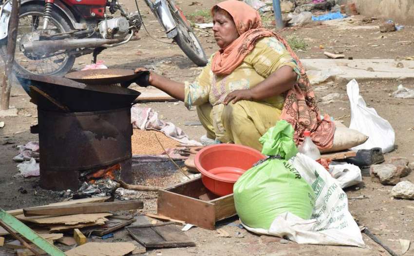 لاہور : گلبرگ کے علاقہ میں محنت کش خاتون اپنے بچوں کا پیٹ ..