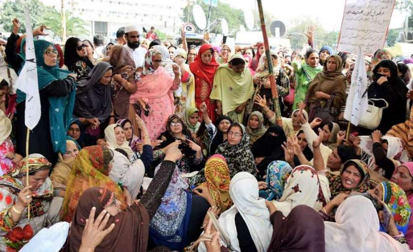 لاہور: مال روڈ پر لیڈی ہیلتھ ورکرز اپنے مطالبات کے حق میں ..