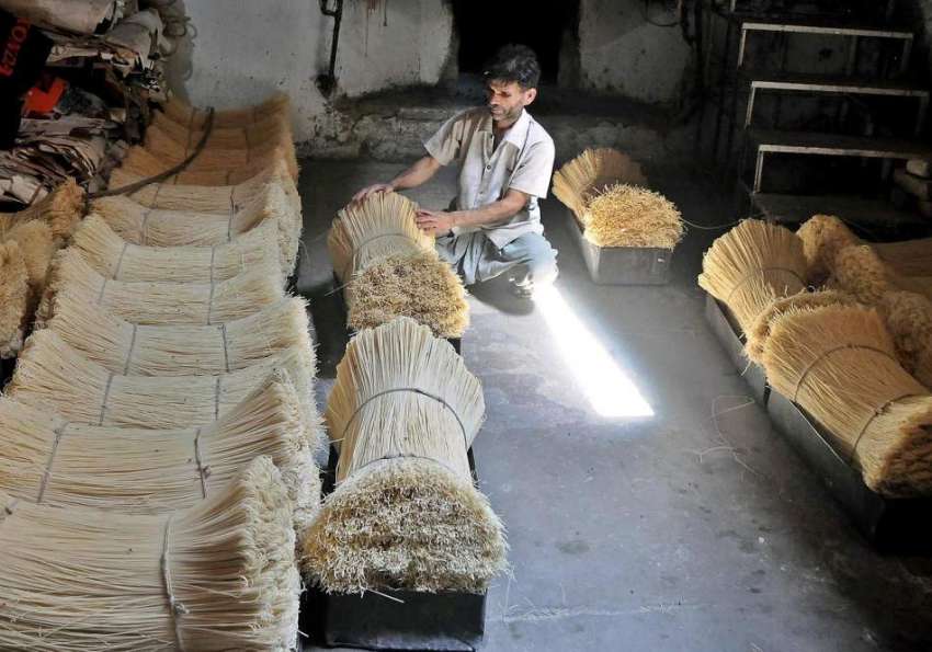 راولپنڈی: مقامی کارخانے میں کاریگر عیدالفطر کے لیے سویاں ..