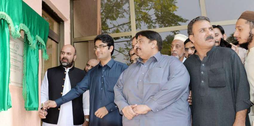 پشاور: وزیر خزانہ خیبر پختونخو اسلیم جھگڑا اور معاون خصوصی ..