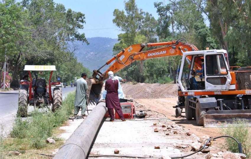 اسلام آباد: وفاقی دارالحکومت میں مزدور تعمیراتی کام میں ..