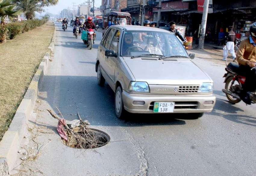 فیصل آباد: چک جھمرہ روڈ کے درمیان کھلا مین ہول کسی حادثے ..