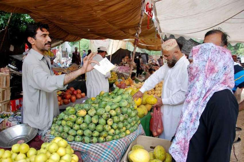اسلام آباد: شہری رمضان سستا بازار سے تازہ پھل اور سبزیاں ..