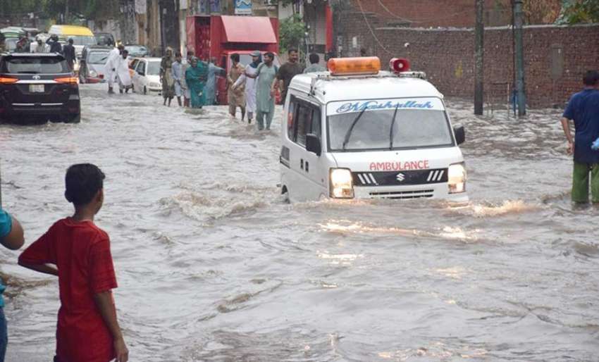 لاہور: صوبائی دارالحکومت میں ہونے والی موسلا دھار بارش کیو ..