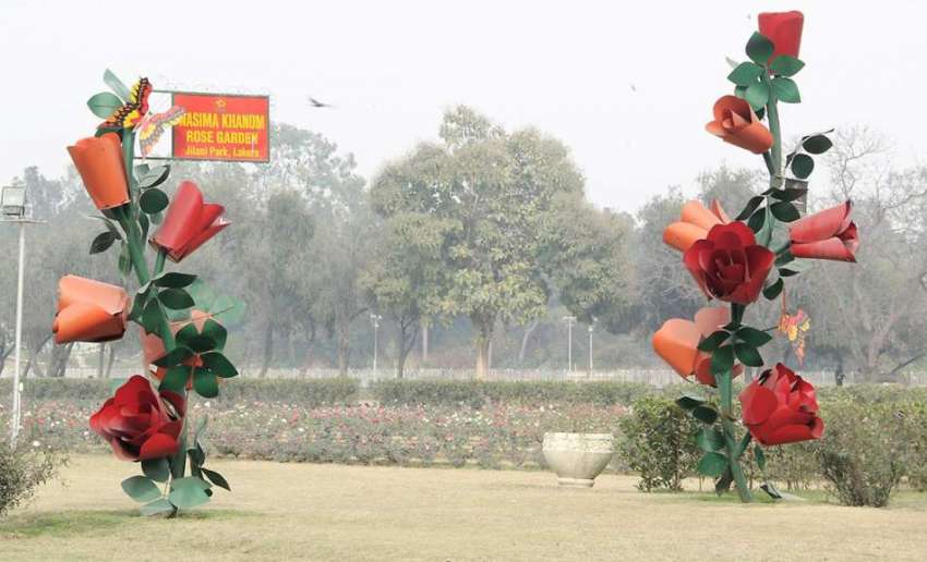 لاہور: جیلانی پارک میں لگائے گئے مصنوعی پھول خوبصورت منظر ..