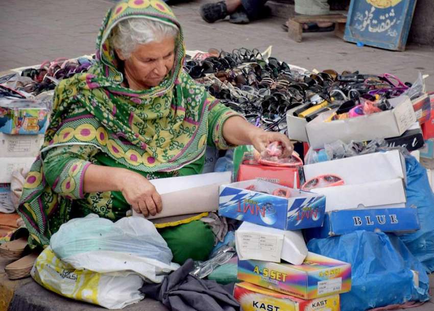 لاہور: ایک بزرگ خاتون عینکیں فروخت کر رہی ہے۔