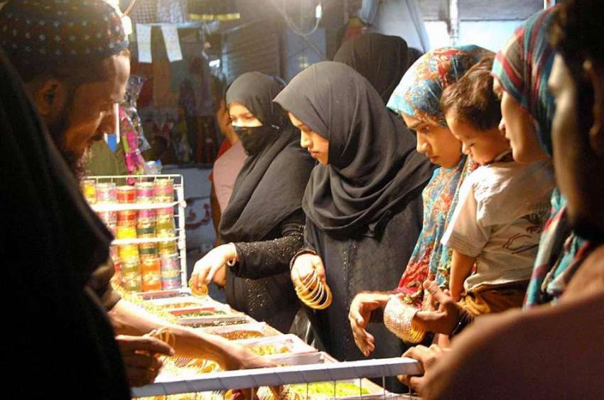 حیدر آباد: عید کی تیاریوں میں مصروف خواتین چوڑیاں پسند کر ..