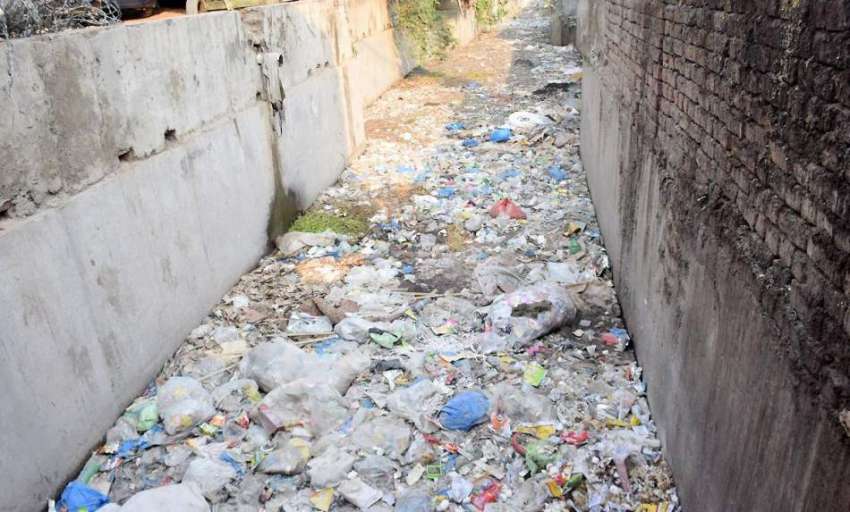 لاہور: بھاٹی گندہ نالہ کچرے سے بھرا پڑا ہے جو کہ انتظامیہ ..