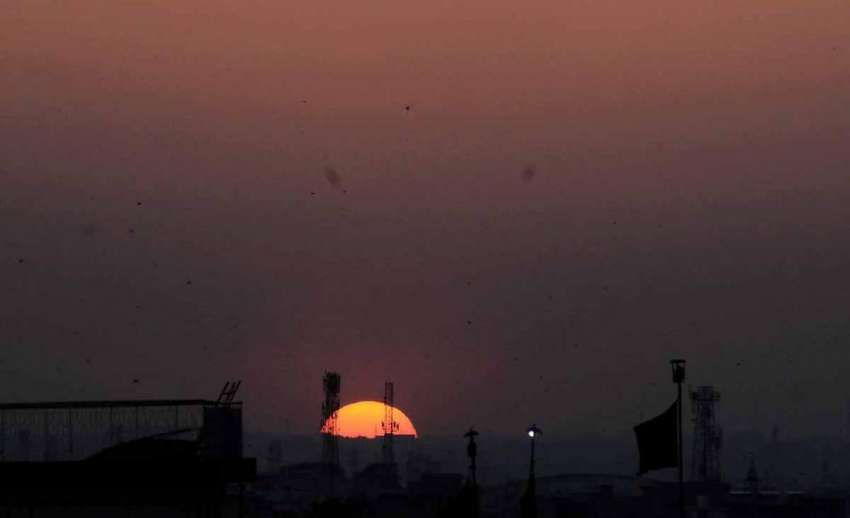 راولپنڈی: شہر کے افق میں غروب آفتاب کاایک منظر۔