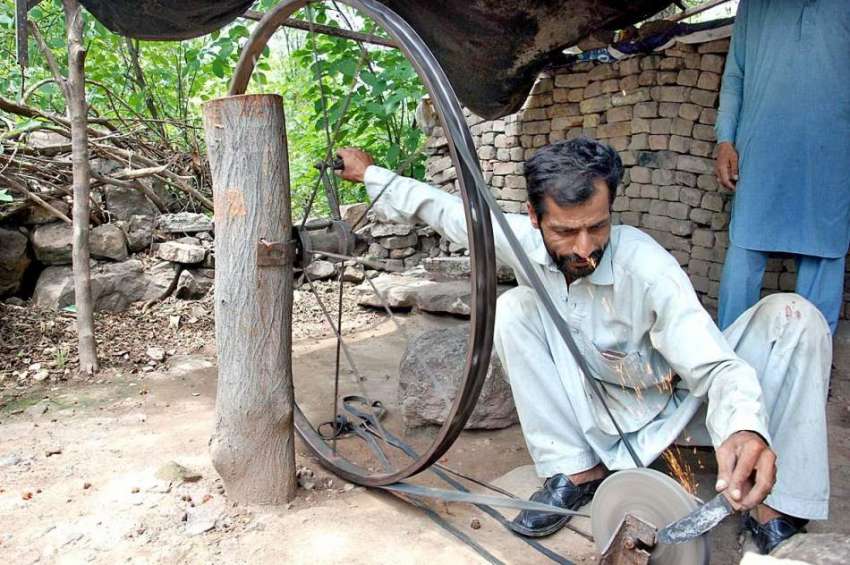 اسلام آباد: لوہار روایتی انداز سے چھریاں بنانے میں مصروف ..