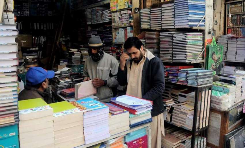 راولپنڈی: اردو بازار میں والدین بچوں کے نئے تعلیمی سال کی ..