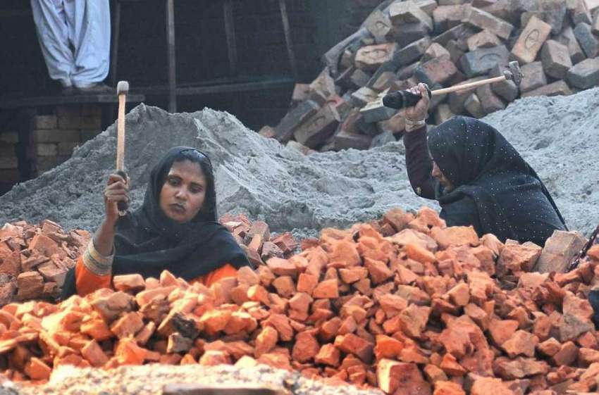 ملتان: مزدور خواتین گھر کی کفالت کے لیے روڑی کوٹ رہی ہیں۔