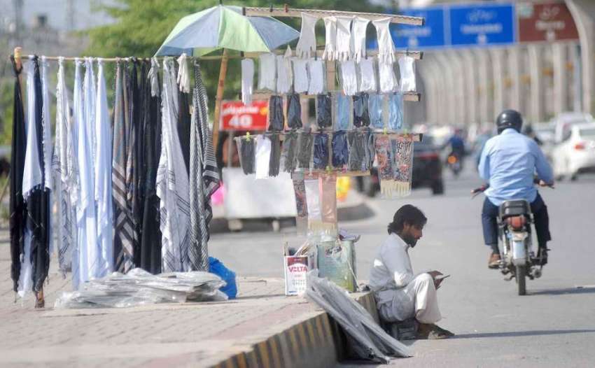 راولپنڈی: محنت کش سڑک کنارے رومال ، ماسک اور دستانے وغیرہ ..