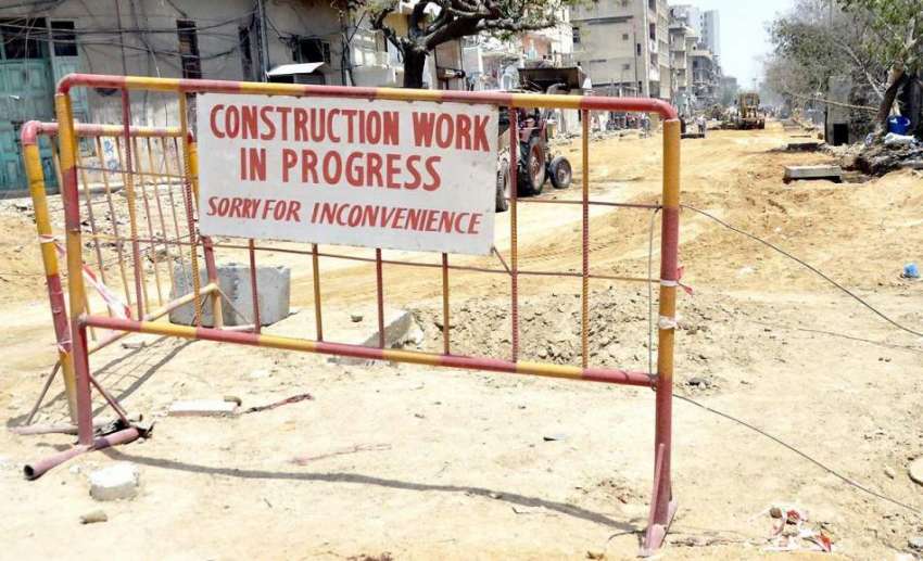 کراچی: پاکستان چوک جانے والی سرک پر تعمیراتی کام جاری ہے۔