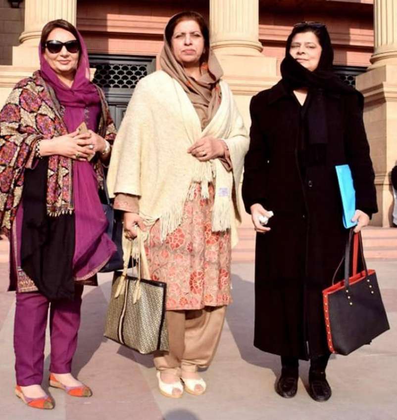 لاہور: خواتین اراکین کا پنجاب اسمبلی کے اجلاس میں شرکت کے ..