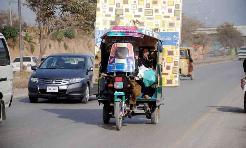 اسلام آباد: چنگچی رکشہ پر بیٹھی سواریوں کے باوجود خطرناک ..