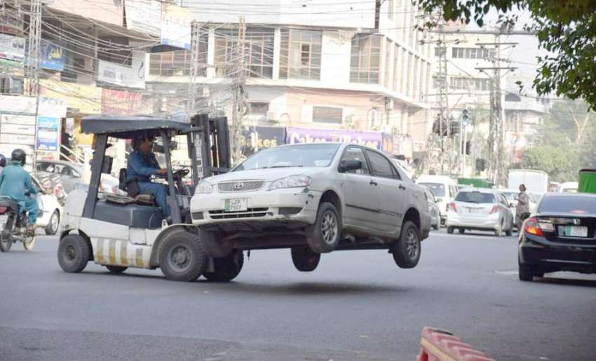 لاہور: ٹریفک وارڈن قانون کی خلاف ورزی کرنے پر گاڑی کو لفٹر ..