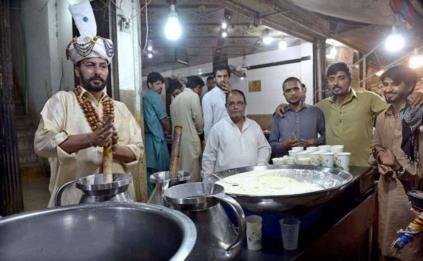 راولپنڈی: سحری کے وقت دکاندار گاہکوں کو متوجہ کرنے کے لیے ..