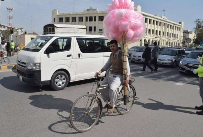 لاہور: ایک محنت کش سائیکل پر لچھے فروخت کرنے کے لیے جا رہا ..
