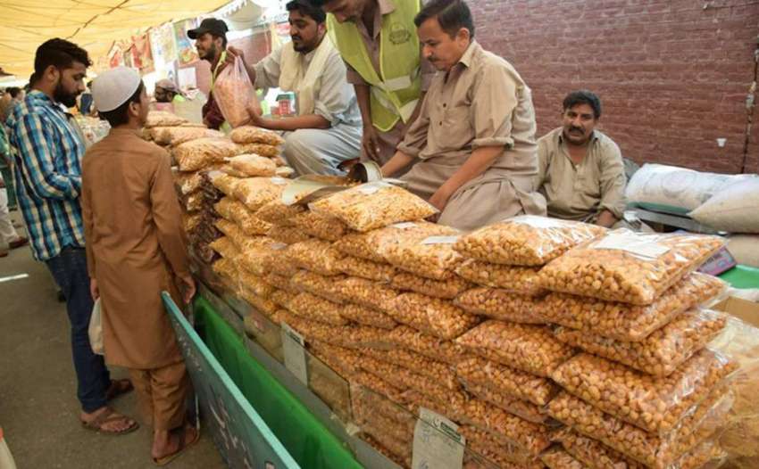 لاہور: شہری رمضان بازار سے پکوڑیاں خرید رہے ہیں۔