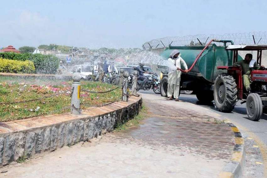راولپنڈی: پی ایچ اے اہلکار راول روڈ پر پھولوں کو پانی لگا ..