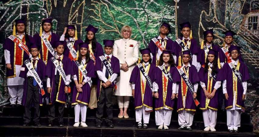 لاہور: الحمرا ہال میں مقامی سکول کی طالبات کاایک تقریب کے ..