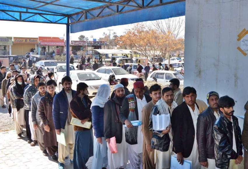 کوئٹہ: قطار میں موجود طلبہ بلوچستان بورڈ میں سالانہ امتحان ..