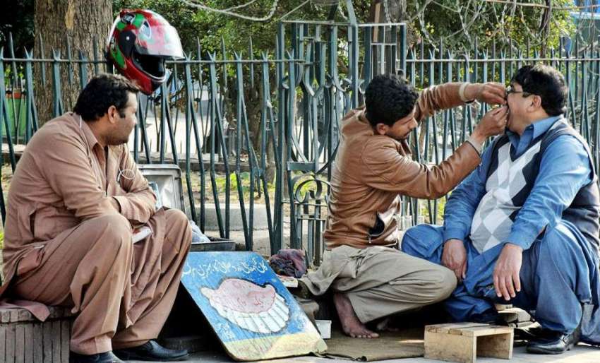 لاہور: ایک شہری سڑک کنارے عطائی سے اپنے دانتوں کا علاج کروا ..