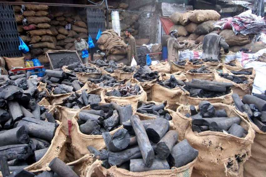 راولپنڈی: مزدور کوئلے فروخت کے لیے پیک کر رہے ہیں۔