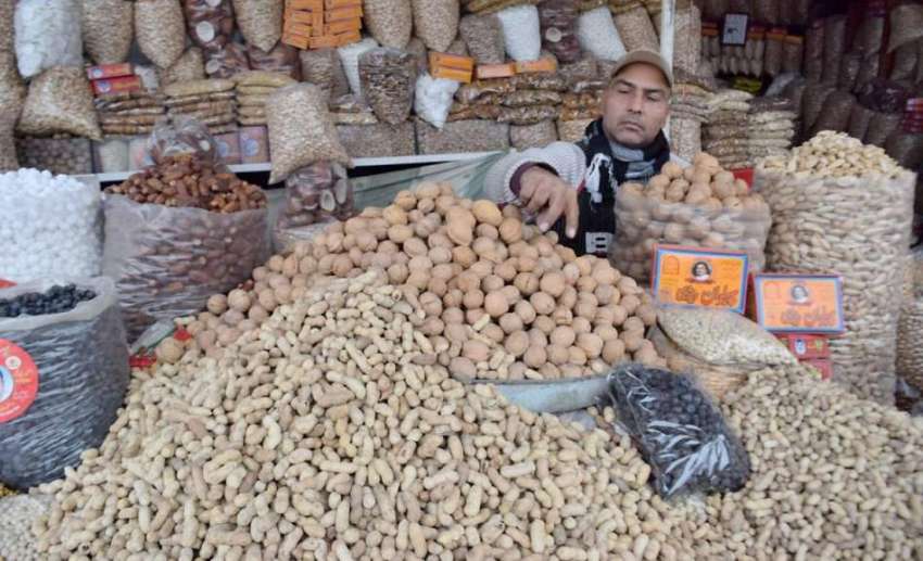 لاہور: ایک شخص نے خشک یوہ جات کی دکان سجا رکھی ہے۔