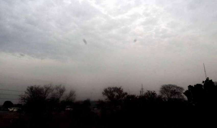 اسلام آباد: وفاقی دارالحکومت پر چھائے بادلوں کا منظر۔