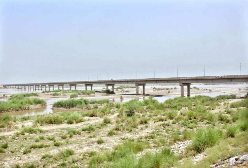 ملتان: ہیڈ محمد والا کے قریب دریائے چناب خشک پڑا ہے۔