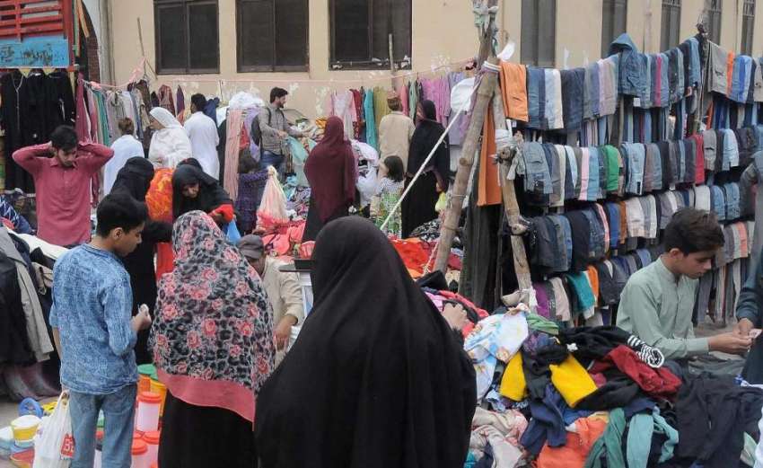 راولپنڈی: خواتین ہفتہ وار بازار سے سردیوں کے گرم کپڑے خریدرہی ..
