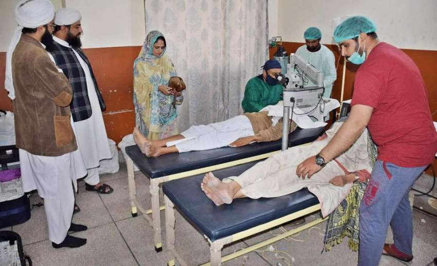 لاہور: نگینہ ہسپتال میں منعقدہ فری آئی کیمپ میں مریضوں کی ..