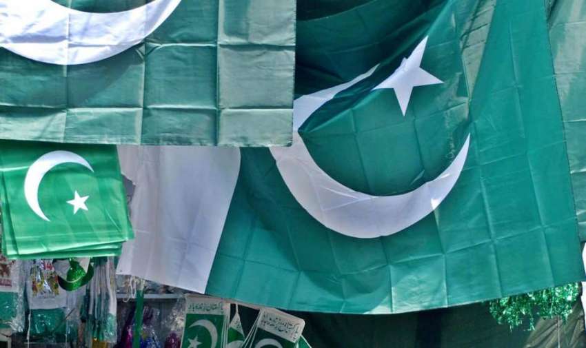 راولپنڈی: جشن آزادی کے سلسلے میں دکانداروں نے پاکستانی پرچم ..