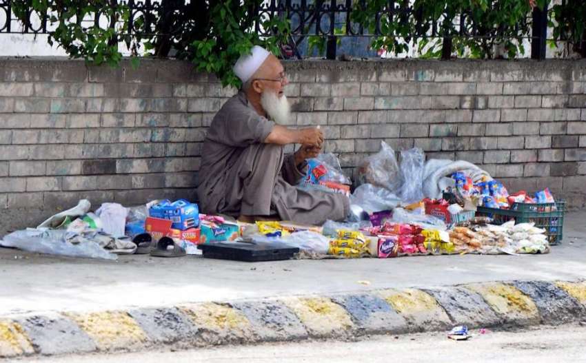 راولپنڈی: معمر شخص روڈ کنارے فٹ پاتھ پر بچوں کے کھانے کی ..