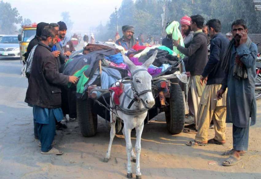 فیصل آباد: شہری سردی کی شدت میں اضافے کے باعث گرم کپڑے خرید ..