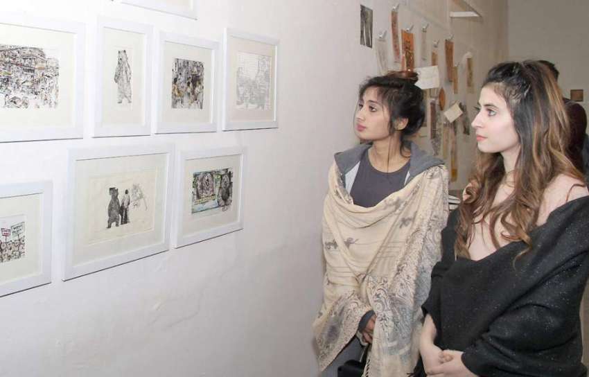 لاہور: طالبات نیشنل کالج آف آرٹس میں طالبات نمائش دیکھ رہی ..
