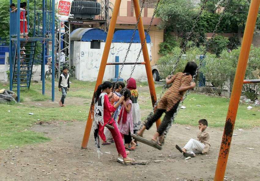 لاہور: مغلپورہ کینال روڈ پر واقع مقامی پارک میں بچے جھولے ..