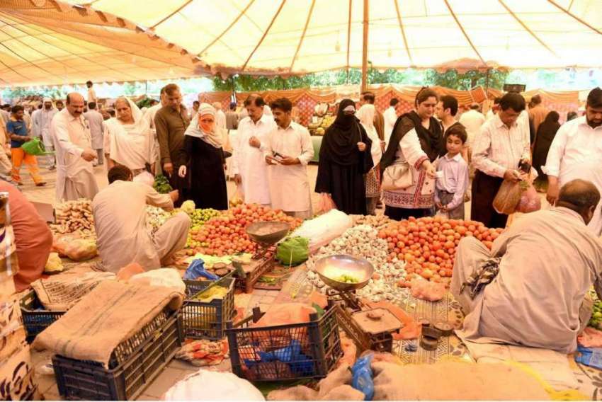 راولپنڈی: شہری رمضان سستا بازار سے تازہ سبزیاں خرید رہے ..