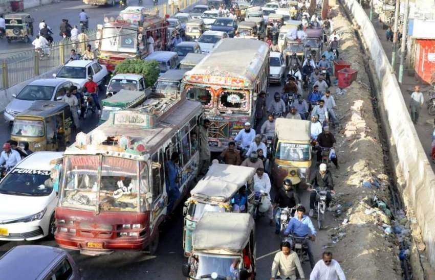 کراچی: لائنز ایریا کوریڑور پر ٹریفک جام کا منظر، ساتھ ہی ..