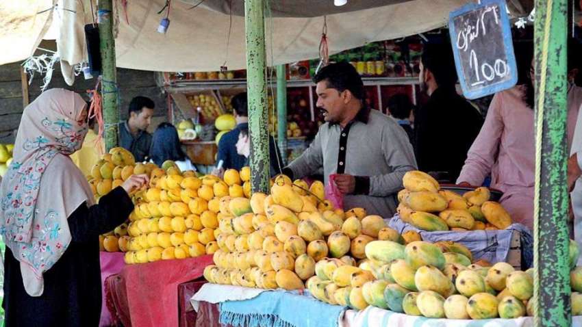 اسلام آباد: دکانداروں نے ہفتہ وار بازار میں گاہکوں کو متوجہ ..
