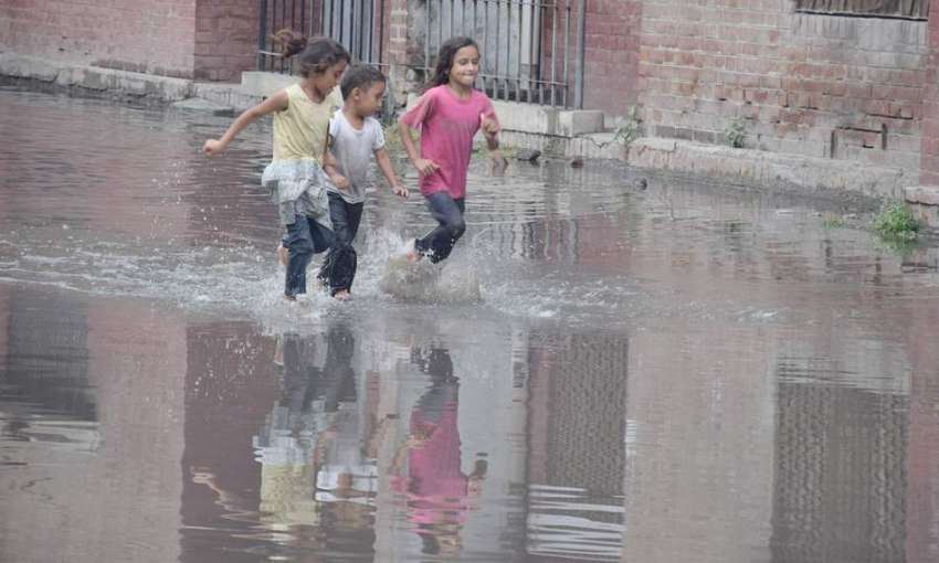 لاہور: صو بائی دارالحکومت میں ہونے والی بارش کے بعد جمع ہونے ..